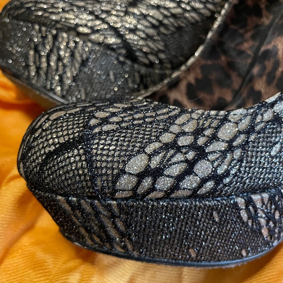 Sz 7 Black Gold Lace Betsy Johnson Platform Heels - Picture 5 of 7